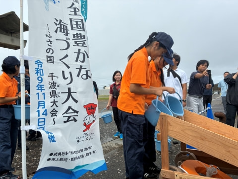 稚魚の放流の様子