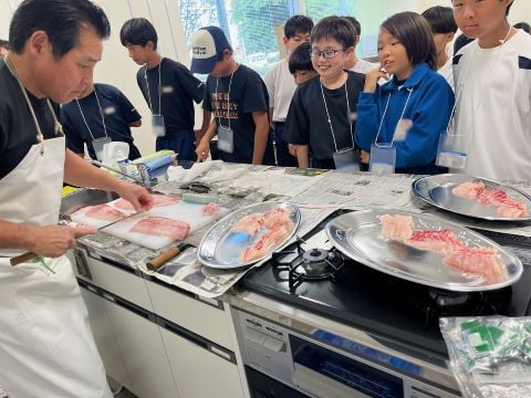 魚をさばく様子の画像