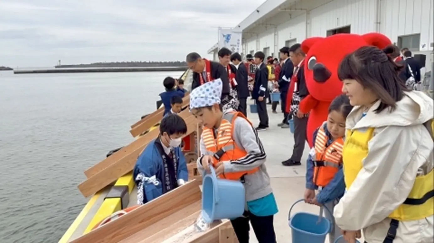 千葉県の海で放流している様子