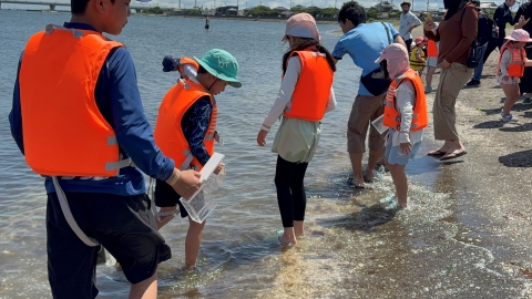 放流の様子1