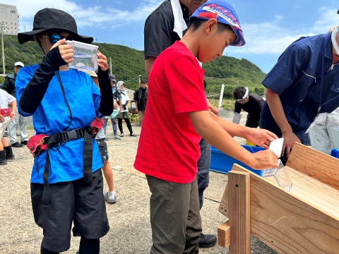 放流の様子1