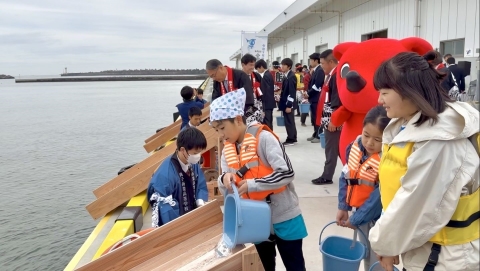 放流の様子1